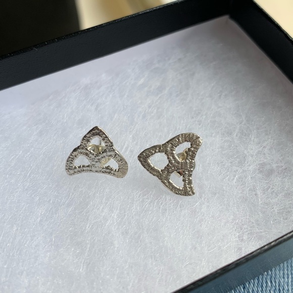 Dainty TANK Lace-like Silver Earrings - Picture 2 of 4